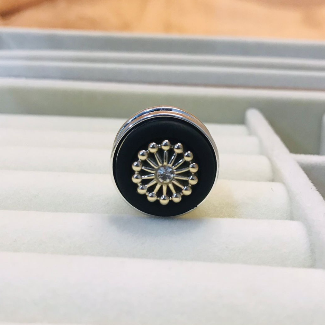 Black Queen Scarfs Magnet - Scarfs.pk