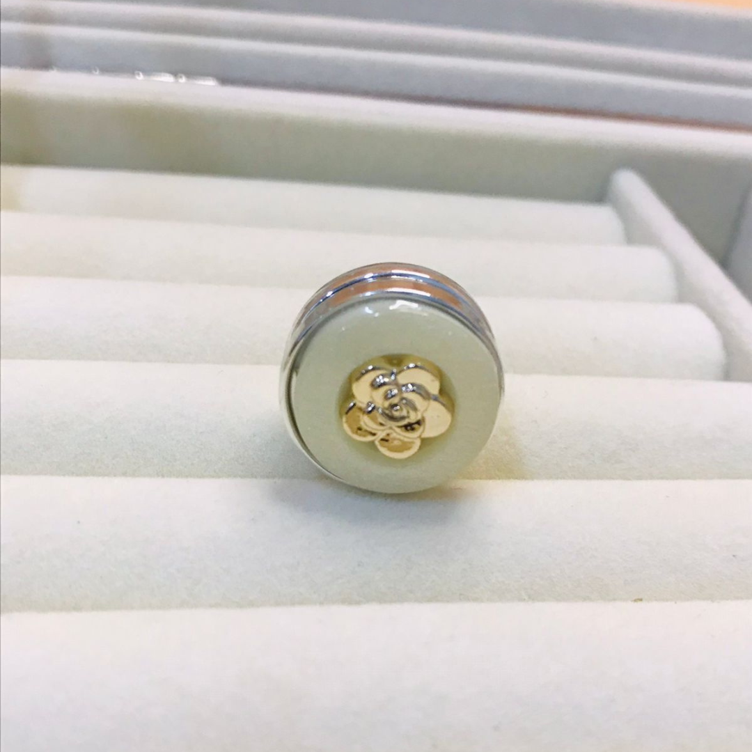 White Scarfs Magnet - Scarfs.pk