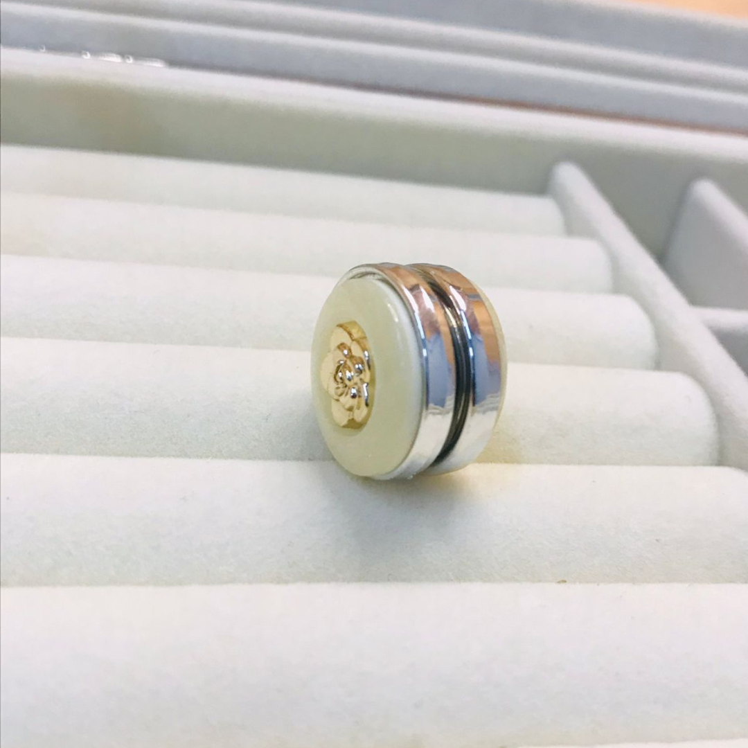 White Scarfs Magnet - Scarfs.pk