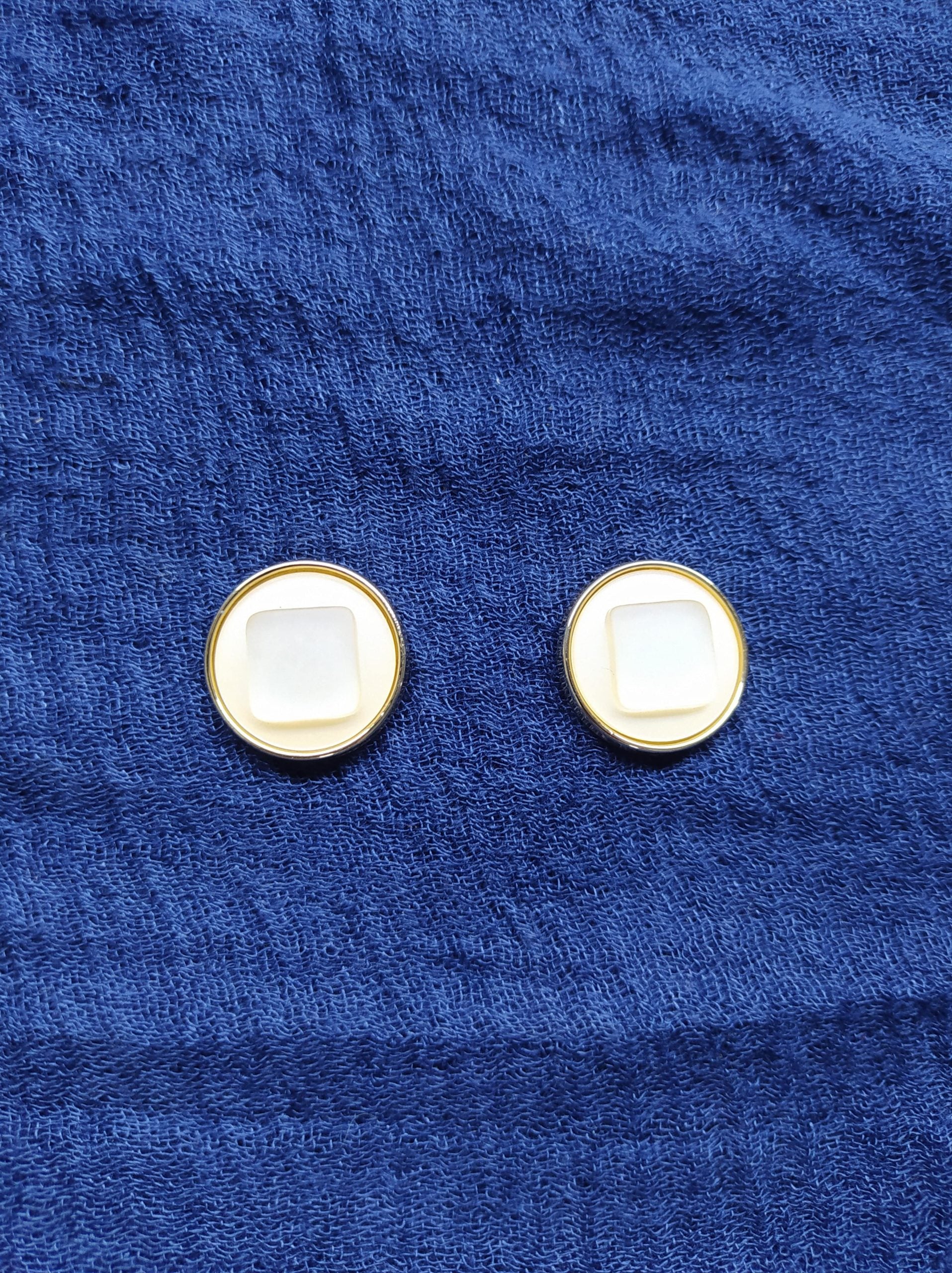Pink Button Style Magnet - Scarfs.pk
