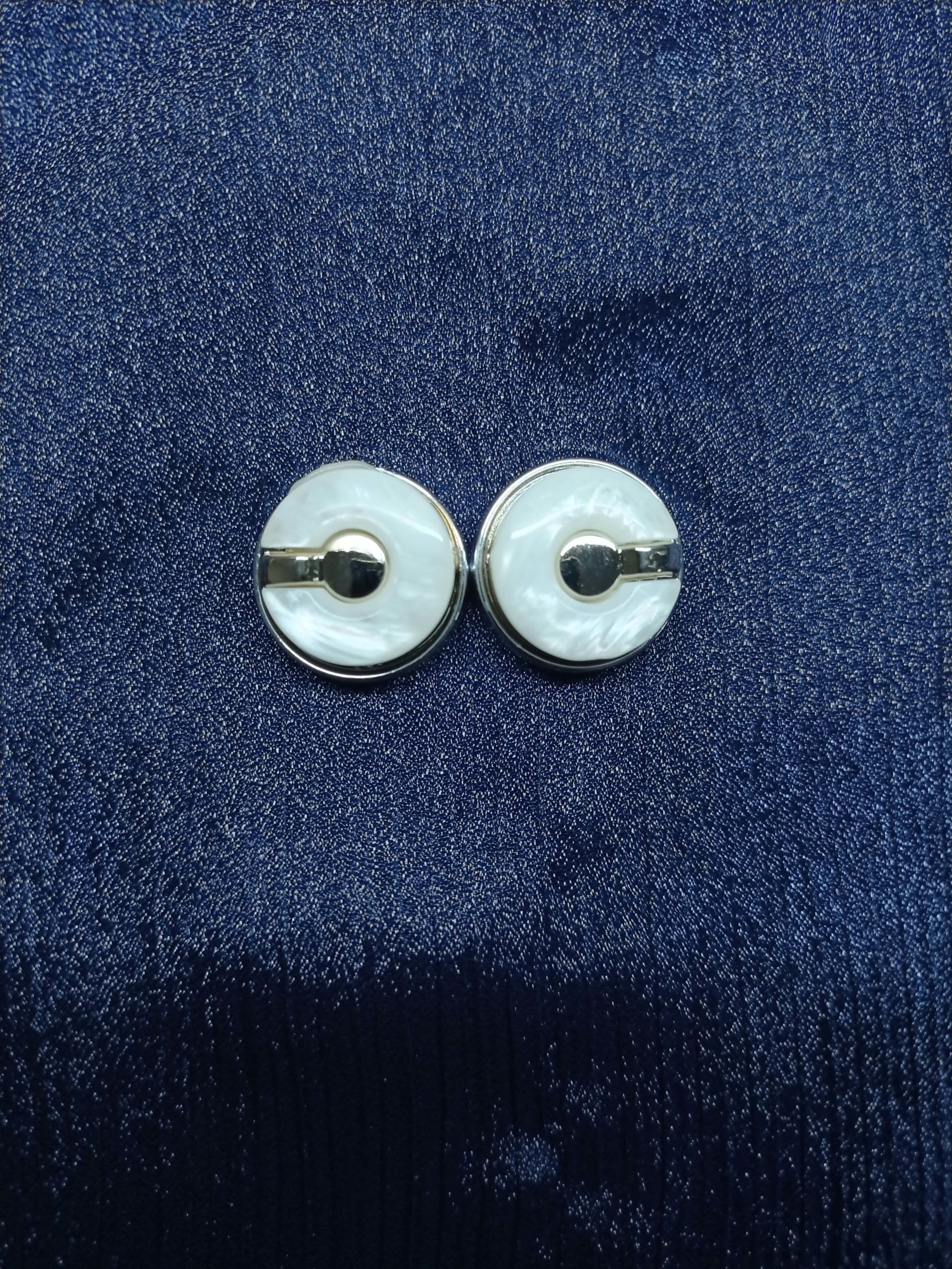 White Dot Style Scarf Magnet - Scarfs.pk